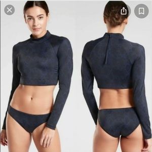 Athleta long sleeves crop top rash guard in snakeskin print.